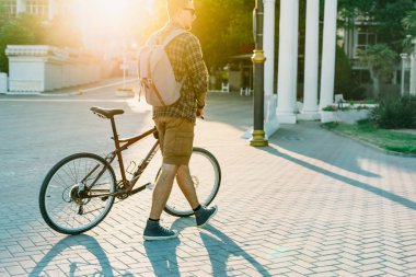 Tanınmayan genç adam Bisiklet günlük rutin kentsel yaşam tarzı konsepti ile yürüyen sırt çantası ile