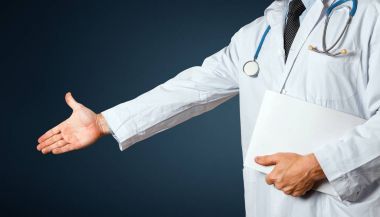 Tanınmayan adam doktor sağlık kartı ile Merhaba için elini tutar. Hasta tebrik. Sağlık Tıp kavramı