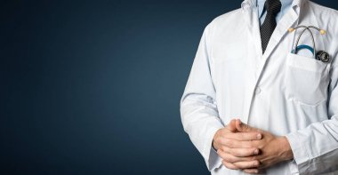 Tatlı adam doktor stetoskop ile. Sağlık Tıp kavramı