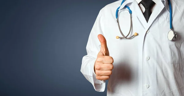 Zbliżenie do poznania człowieka lekarz wyświetlone Thumbs Up. Gest opieki zdrowotnej ludzi medycyny pojęcie — Zdjęcie stockowe