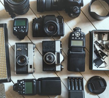 Vintage Film ve dijital SLR fotoğraf makinesi, Fotoğraf Aksesuar Beyaz ahşap arka plan teknoloji geliştirme kavramı üzerinde. Üstten Görünüm