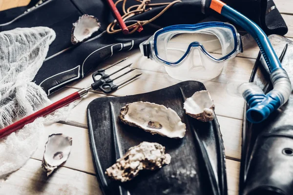 Equipo de buceo en cubierta de madera, vista superior. Concepto de Recreación de Vacaciones de Viaje —  Fotos de Stock