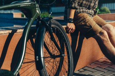 Çeşme yaz Park günlük yaşam tarzı dinlenme kavramı kentsel Bisiklet yanında oturan tanınmayan adam bisikletçi