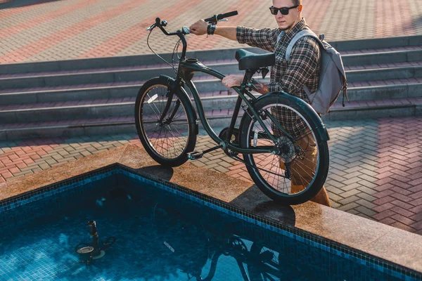 Joven ciclista puso su bicicleta al borde de la fuente de la ciudad Estilo de vida diario Urban Resting Concept — Foto de Stock