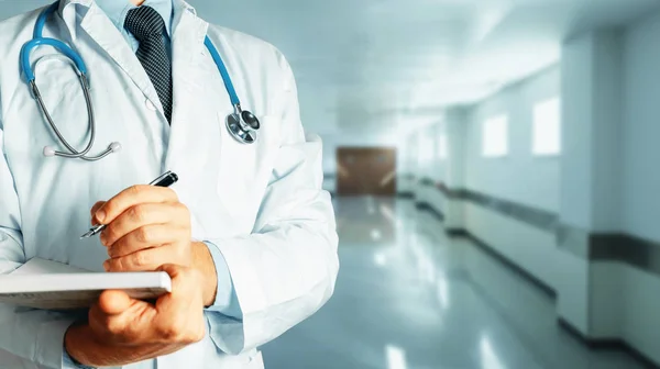 Sağlık ve tıp. Doktor veri tıbbi geçmişi yazıyor.
