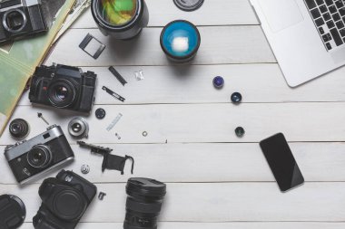 Vintage film fotoğraf makinesi, dslr kamera ve cep telefonu teknoloji geliştirme kavramı, üst görünümü