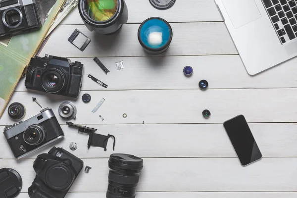 Vintage film fotoğraf makinesi, dslr kamera ve cep telefonu teknoloji geliştirme kavramı, üst görünümü