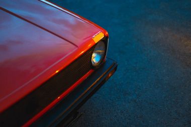 Şehirde closeup çekim kafa lambaları kırmızı eski eski model araba, Park