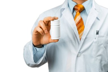 Omzuna bir kutu hap parmakları arasında tutan bir stetoskop ile Beyaz önlük doktor. Sağlık Tıp hastane kavramı