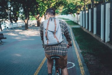 Bitkiler Park, arkadan görünüş, günlük yaşam tarzı ile binmek kentsel kavramı dinlenme sırt çantası ile genç adam