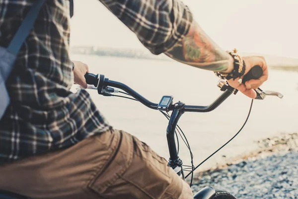 Hombre joven irreconocible sentado en bicicleta en la costa y disfrutando de la vista del mar Sunrise Resting Travel Wanderlust Concept — Foto de Stock