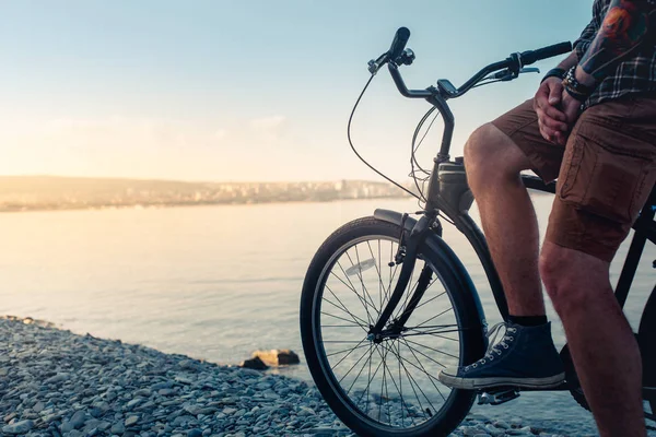 Joven irreconocible sentado en bicicleta en la costa y disfrutando de la vista del mar Sunrise Resting Travel Wanderlust Concept — Foto de Stock