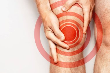 Akut ağrı diz eklem, yakın çekim. Renkli görüntü, beyaz bir arka plan üzerinde izole. Ağrı alan kırmızı renk