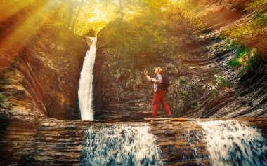 Turistik bir dönüm noktası şelale zemin karşı kendi portresi yapar