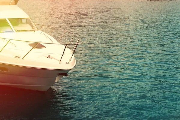 Yacht dans la mer. Le nez du yacht sur l'eau Concept de voyage et de promenade en mer — Photo