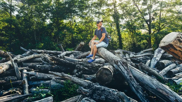 Joven turista masculino está descansando en un bosque de verano — Foto de Stock