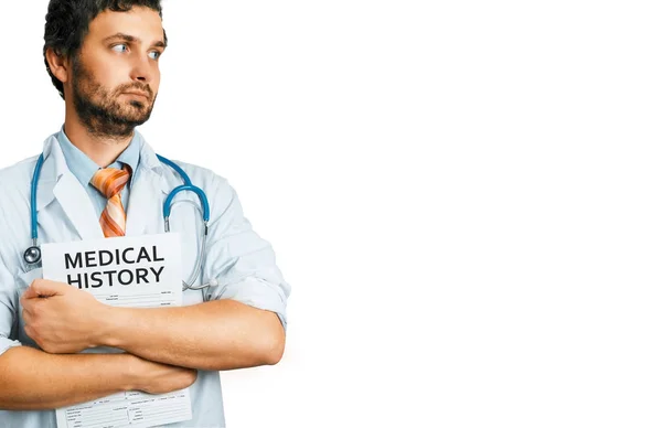 Opieki osób i koncepcji medycyny. Młody mężczyzna lekarz z dokumentów medycznych — Zdjęcie stockowe
