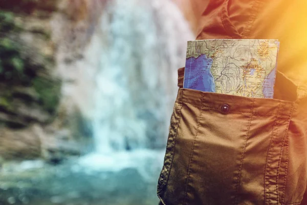 Hombre turístico irreconocible de pie con mapa de viajes en el bolsillo Primeros planos Senderismo Concepto de turismo de viajes — Foto de Stock