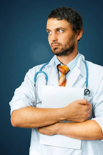 Pojęcie opieki zdrowotnej i medycyny. Lekarz mężczyzna z dokumentów medycznych — Zdjęcie stockowe