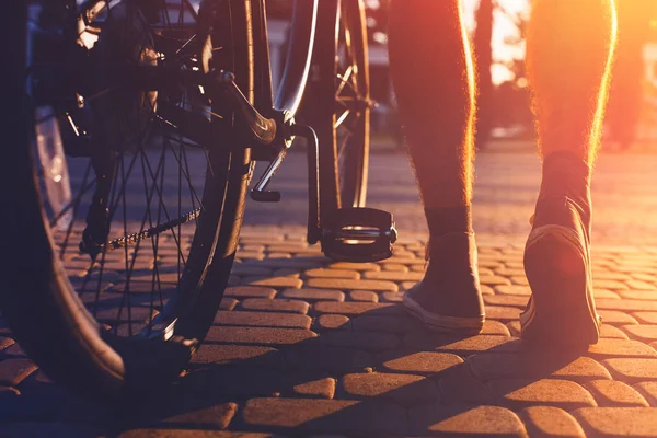 Primer plano de los pies masculinos y las ruedas de bicicleta de la ciudad, vista trasera y actividad de fin de semana de vacaciones de ángulo bajo — Foto de Stock