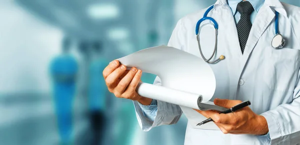 Doktor hasta tıbbi kayıt göz stetoskop ile. Sağlık Tıp kavramı