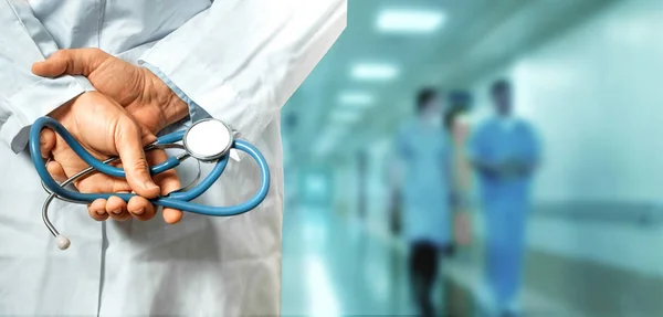 Santé et médecine concept. Docteur. Homme méconnaissable Docteur mains avec stéthoscope dans le dos, Gros plan — Photo