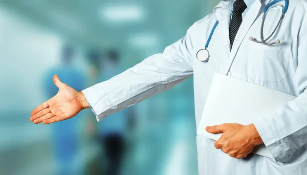 El doctor con tarjeta médica extiende su mano para decir hola. Saludo Paciente. Concepto de Medicina Sanitaria —  Fotos de Stock