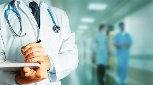 Sağlık ve tıp. Doktor stetoskop yazıyor veri içine tıbbi geçmişi ile