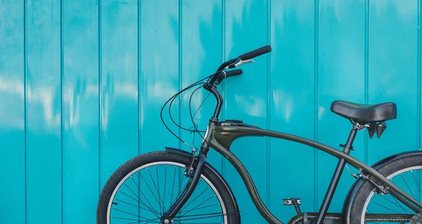 Ciudad Bicicleta Aparcada Cerca de la Pared Azul, Estilo de Vida Diario Concepto Urbano — Foto de Stock