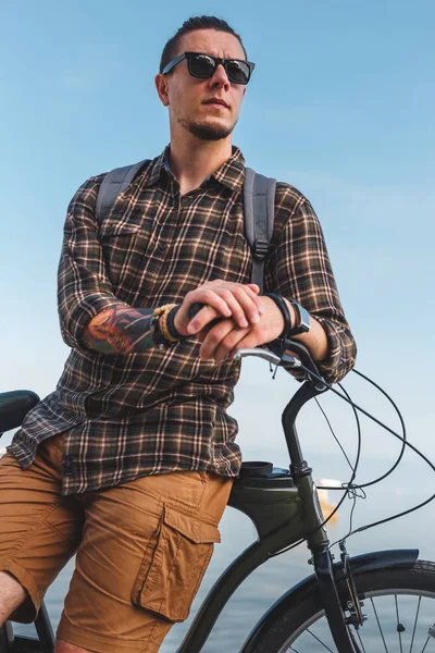 Joven ciclista masculino con bicicleta descansando cerca del mar. Vacaciones Vida urbana Relajación Concepto de Verano — Foto de Stock