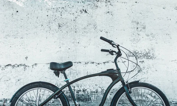 Ciudad Bicicleta Aparcada Cerca de la Vieja Muralla Blanca, Vida diaria Concepto Urbano — Foto de Stock