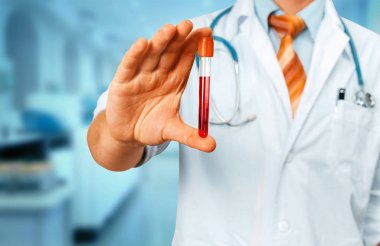 Doktor stetoskop tutar tüp ile beyaz paltolu. Sağlık Tıp kavramı