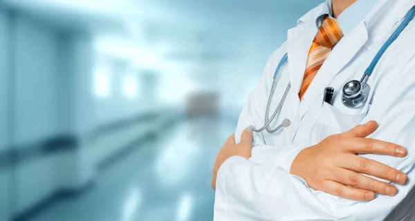 El Hombre Doctor Con Abrigo Con Estetoscopio Cruza Sus Brazos Sobre Su Pecho Copia-espacio. Concepto de Medicina Sanitaria —  Fotos de Stock