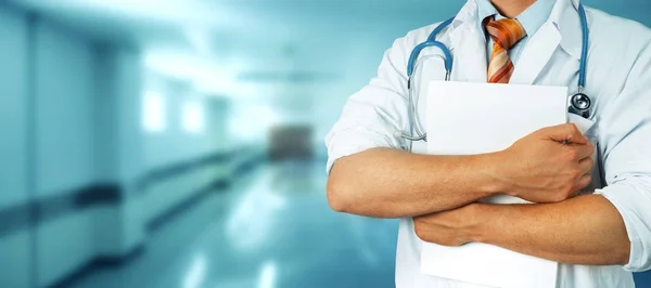 Concepto de Seguro de Salud. Médico con documento médico — Foto de Stock