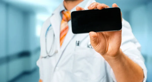 Technology in Healthcare and Medicine Concept. Doctor con Smartphone —  Fotos de Stock