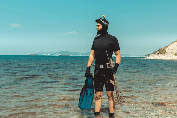 Podvodní muž lovec v potápěčský oblek s vybavením jde do moře v létě venku — Stock fotografie