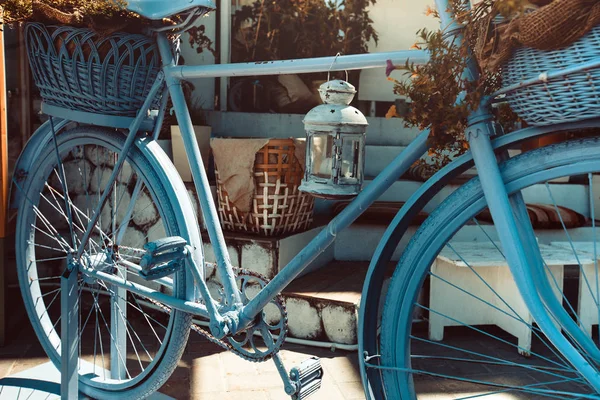 Bicicleta azul vintage retro con cesta de flores en la calle de la ciudad — Foto de Stock