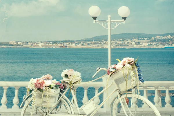 Bicicleta Vintage con la cesta en el paseo marítimo por el mar en verano — Foto de Stock