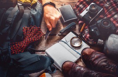 Ahşap arka plan üzerinde yürüyüş seyahat turizm aksesuarları. Macera keşif yolculuğu tatil etkinlik kavramı