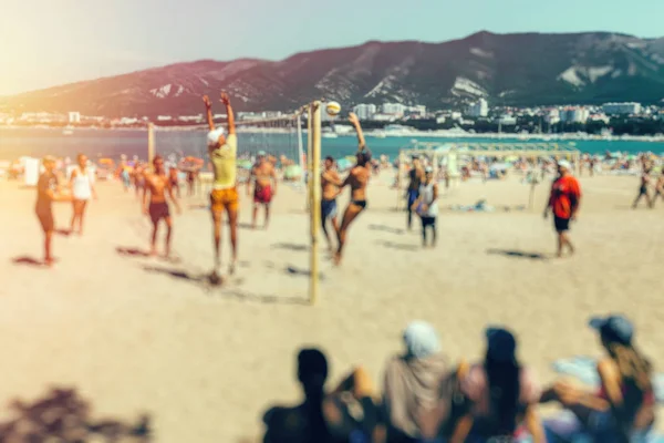 Yaz aylarında sahilde bulanık voleybol maçı. Holiday Beach yaz keyfi kavramı — Stok fotoğraf