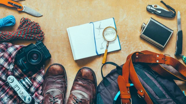Aksesuar ahşap arka planda, üstten görünüm hiking. Seyahat macera keşif tatil kavramı