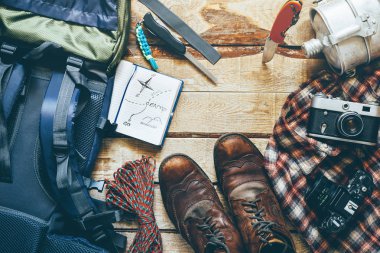 Turist Aksesuar ahşap arka planda, üstten görünüm hiking. Seyahat macera keşif tatil kavramı