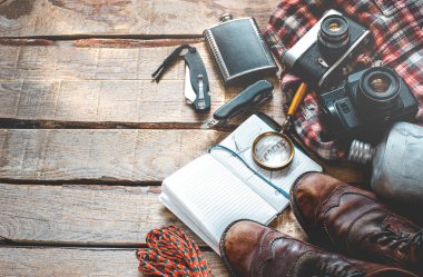 Ahşap arka plan boşluk ile yürüyüş seyahat ekipman. Macera keşif tatil etkinlik kavramı