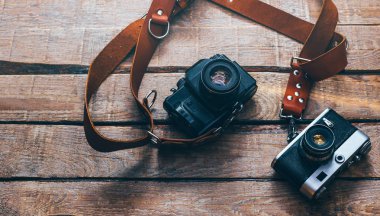 Renkli ahşap yüzeyde iki Retro Film kamera