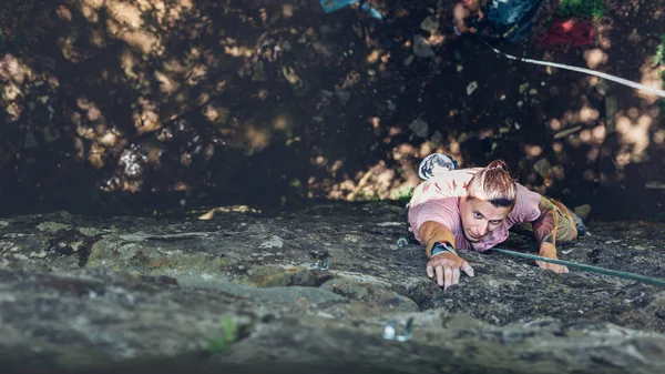 Hombre joven trepando en una pared, vista superior. Estilo de vida extremo Concepto de actividad al aire libre — Foto de Stock