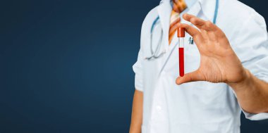 Tanınmayan laboratuvar doktor bir stetoskop ile beyaz paltolu bir tüp elinde tutuyor. Sağlık Tıp kavramı