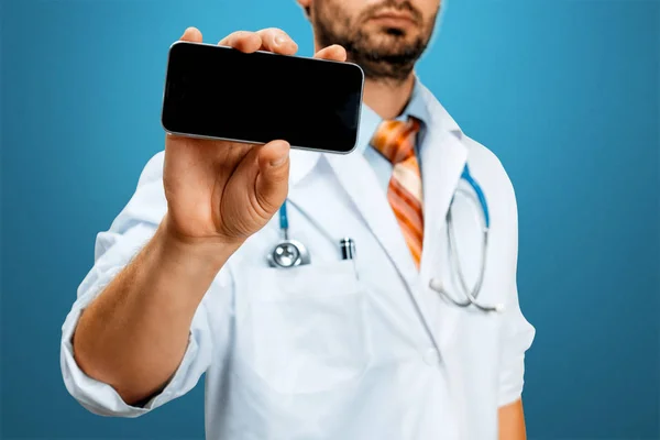 Σύγχρονης τεχνολογίας στην υγεία και ιατρική αντίληψη. Ο γιατρός με Smartphone — Φωτογραφία Αρχείου
