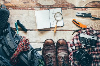 Seyahat aksesuarları eski ahşap masa, üstten görünüm Hiking. Macera tatiller yolculuk açık kavramı