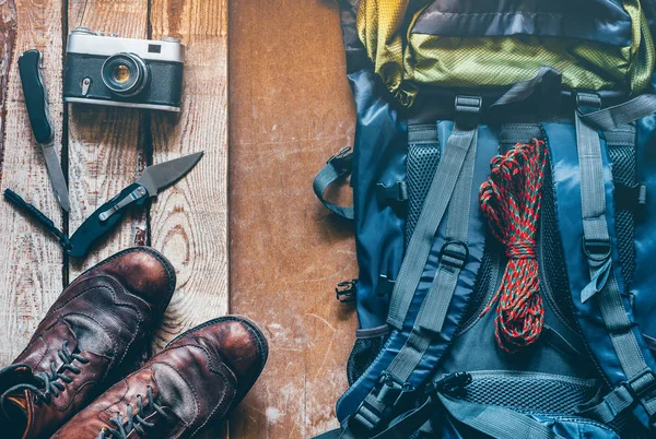 Res vandring turism tillbehör på trä bakgrund, ovanifrån. Resor äventyr Discovery semester koncept — Stockfoto