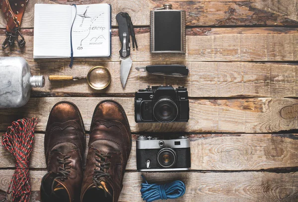 Turismo Equipamiento de viaje con espacio. Concepto de actividad de descubrimiento de aventura — Foto de Stock